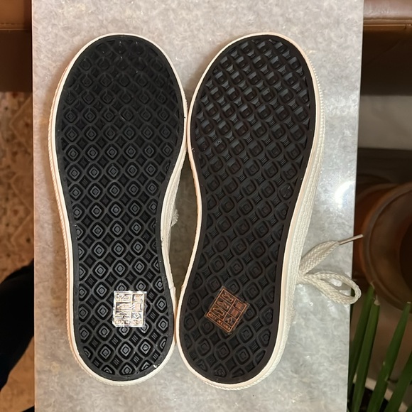 New Girls White Casual Canvas Shoe Girls Size 5.5 Sneakers NWT MAKE AN OFFER!!!! - Picture 6 of 10